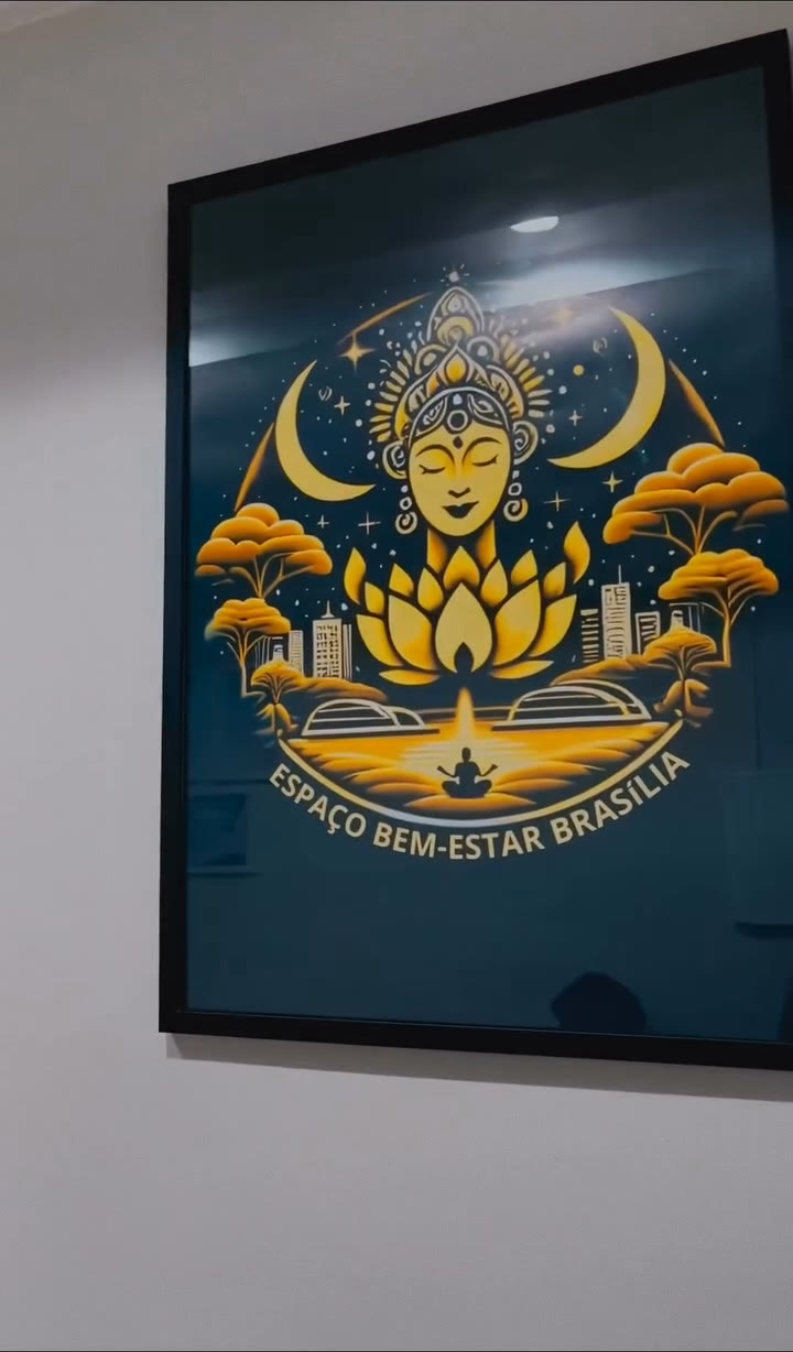 Quadro com o emblema do Espaço Bem-Estar Brasília na parede do corredor